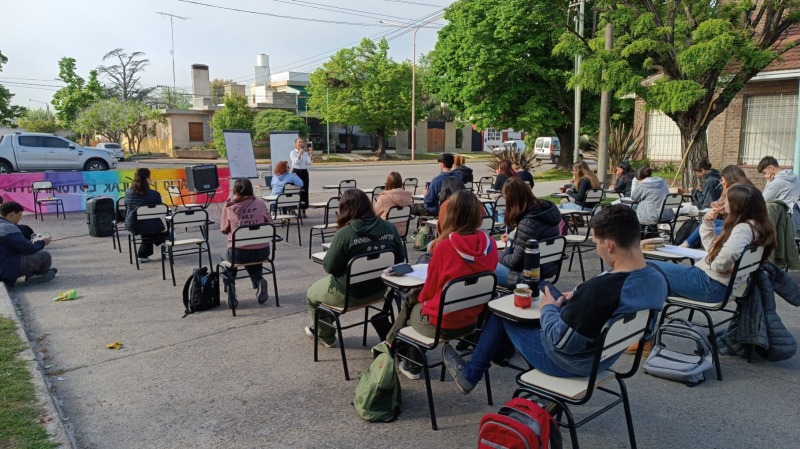 Clase pblica en la calle de la Facultad de Ciencias de la Salud